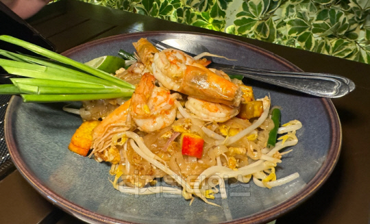 태국 방콕에 있는 '어보브 리바'의 팟타이.정래연